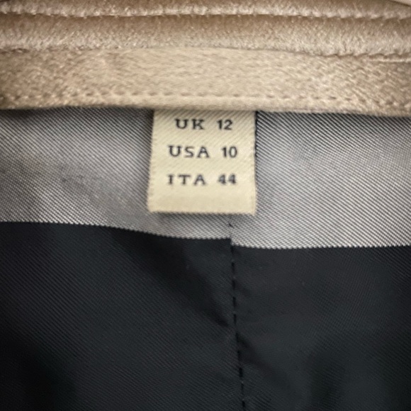 Authentic silk Burberry trench. Would best fit. 2-6 US. Perfect condition. - Picture 2 of 7